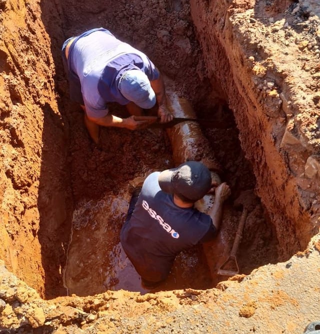 Técnicos de la Essap están trabajando para tratar de arreglar los caños averiados, sin embargo no existe previsión de cuándo se restablecería el servicio en la ciudad. Foto: Gentileza