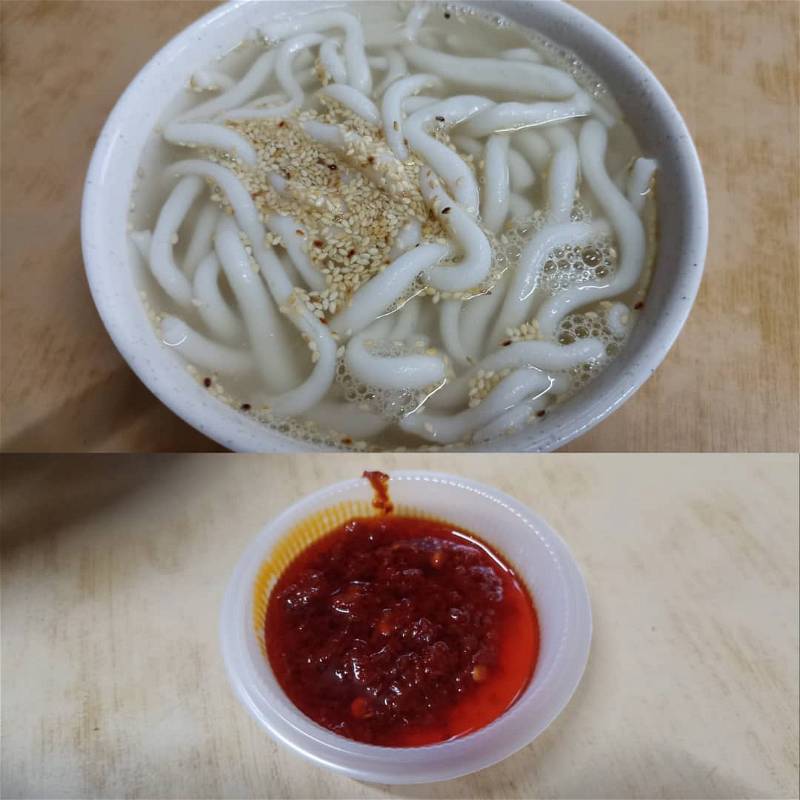 特熬清湯瀨粉是玲瓏很夯的面食，配上自制辣椒醬，絕配惹味。（圖陸翰文提供）