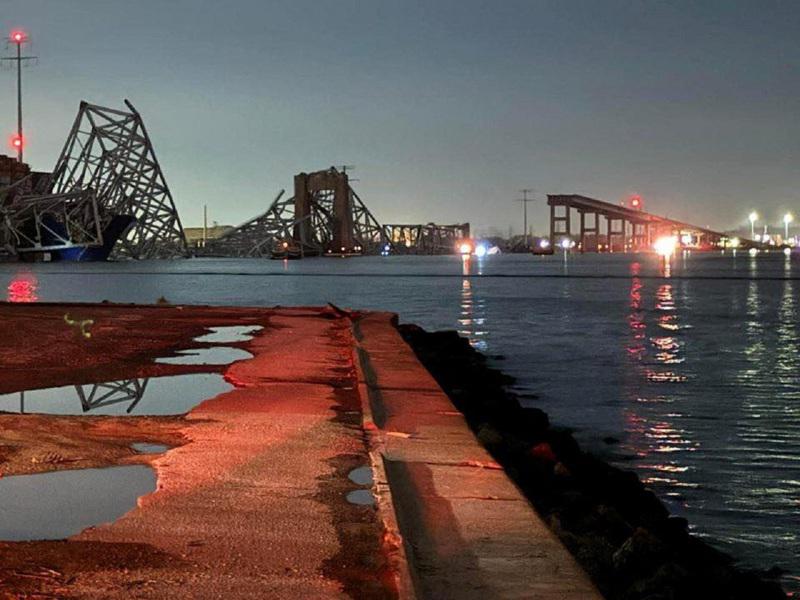 美国马里兰州巴尔的摩港基伊大桥26日凌晨遭货柜轮撞上后坍塌。（路透）