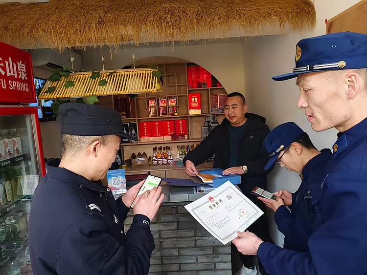 朝阳路街道消防所联合上郡路派出所开展“九小场所”安全检查