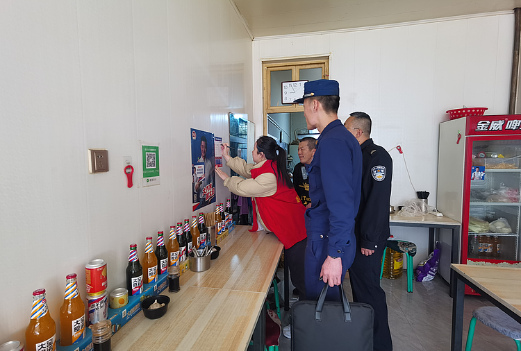 朝阳路街道消防所联合上郡路派出所开展“九小场所”安全检查