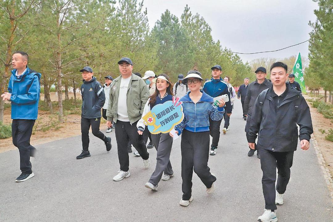 定边县委组织部举办青年公务员健步走活动