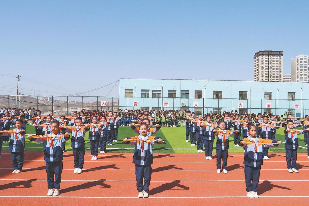 佳县第二小学举办“‘绳’采飞扬，健康成长”绳操比赛