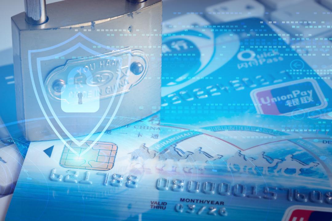 摄图网_500510680_银行卡上的安全锁芯片(企业商用).jpg
