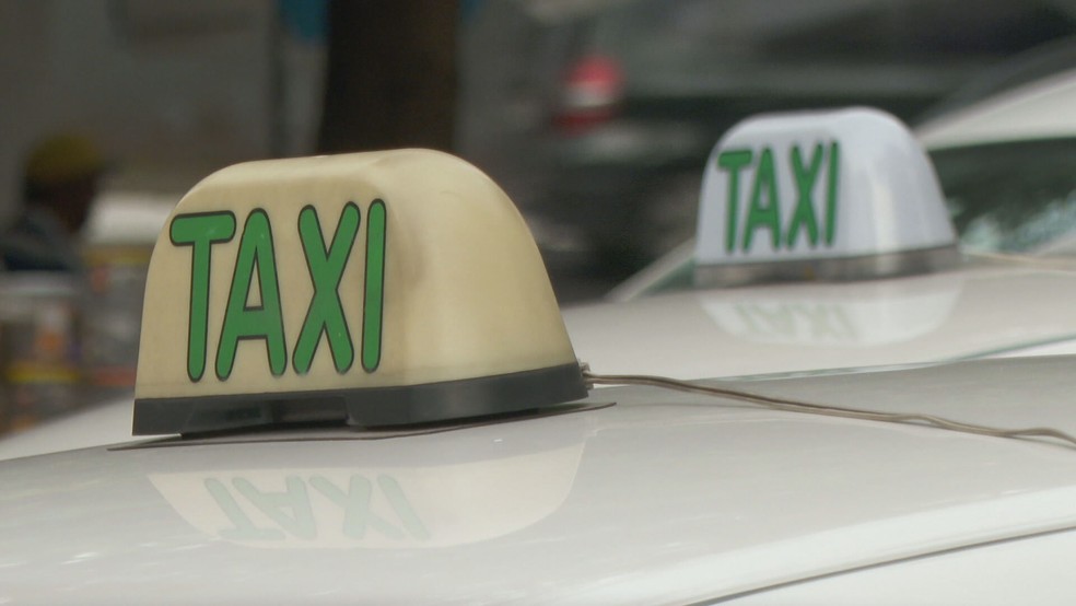 Táxis circulam pela cidade de SP — Foto: Reprodução/TV Globo