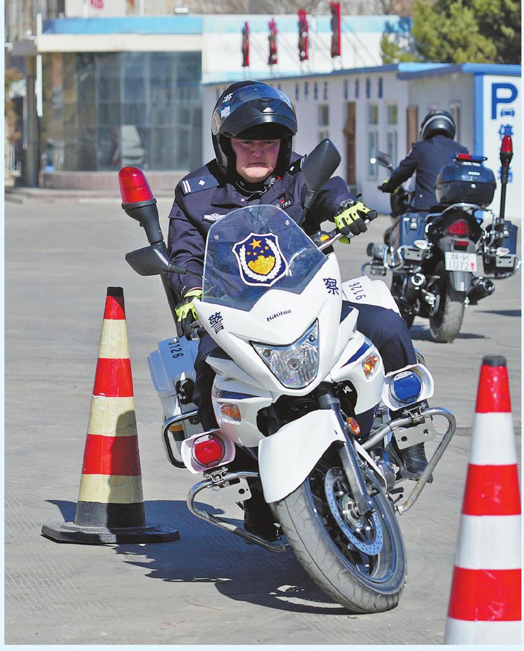 子洲县巡特警大队警用摩托技能训练