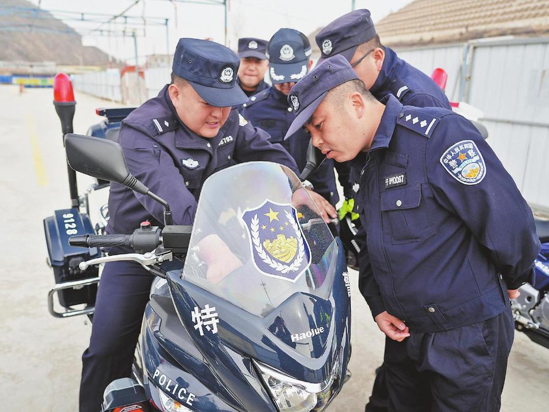 子洲县公安局巡特警大队警用摩托技能训练