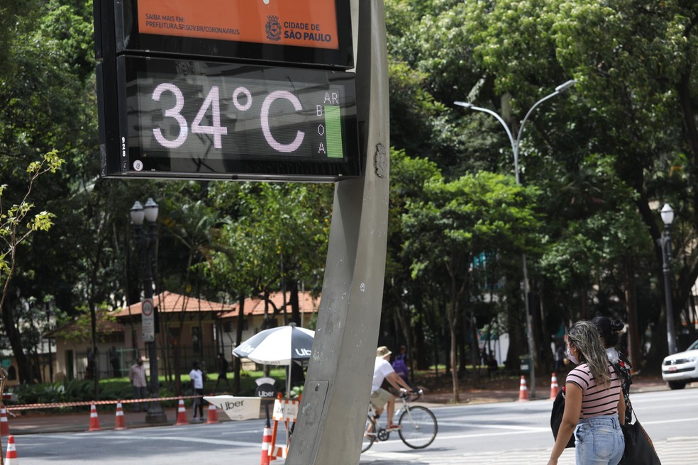 Termômetro registra 24ºC na Praça da República em São Paulo (SP), nesta manhã de segunda feira (25).    — Foto: RENATO S. CERQUEIRA/FUTURA PRESS/ESTADÃO CONTEÚDO
