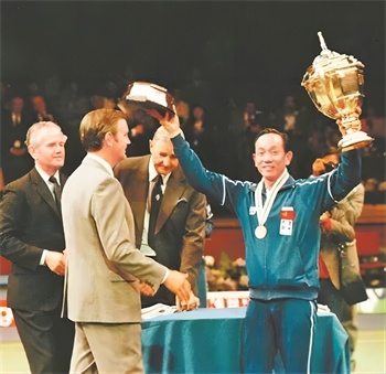 图6 时任中国羽毛球队教练王文教在中国队获得第十二届汤姆斯杯赛冠军后在颁奖仪式上向观众致意.jpg