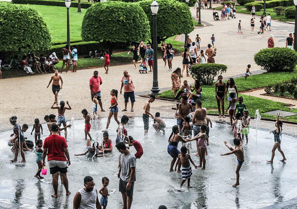 Público se refrescando no chafariz do Parque da Independência, em SP — Foto: GABRIEL SILVA/ATO PRESS/ESTADÃO CONTEÚDO