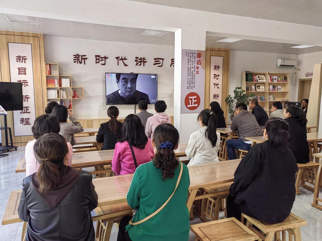 榆阳区崇文路街道学院社区党支部组织观看《贪与悔》警示教育片