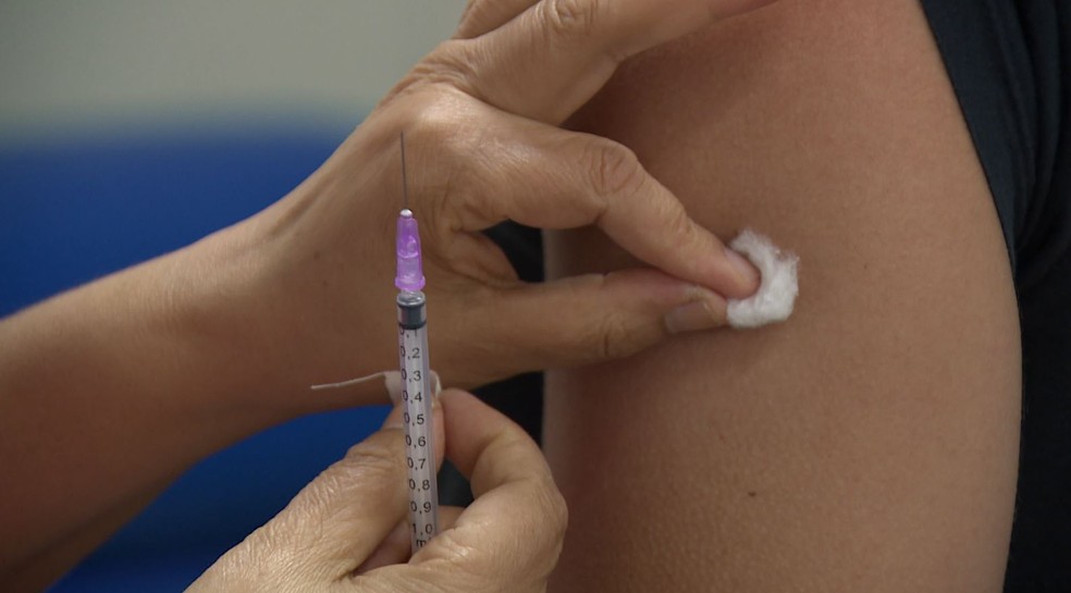 Aplicação da vacina contra a gripe em posto de saúde de Campinas (SP): doses disponíveis para toda população acima dos seis meses de idade — Foto: Ricardo Custódio/EPTV