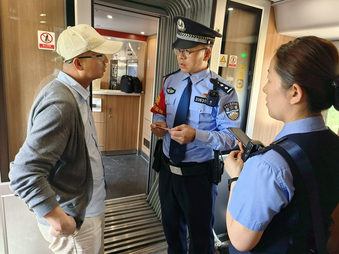 延安乘警支队“五一”坚守岗位 全力护航旅客出行平安