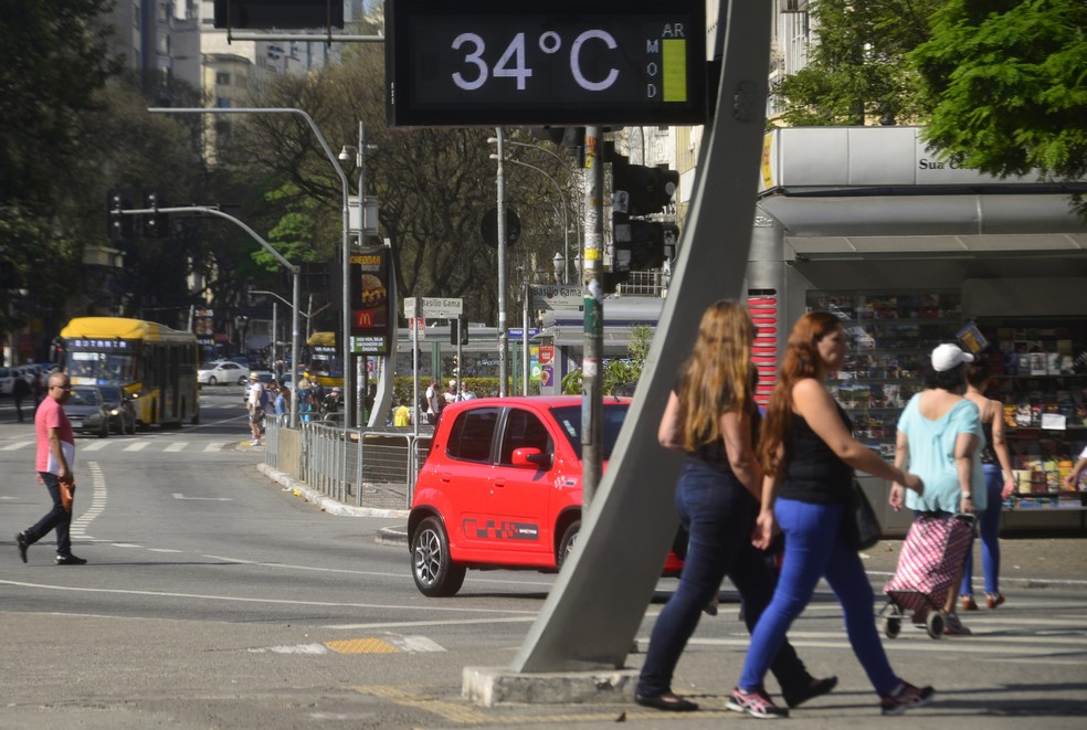 Paulistanos enfrentam mais um dia de calor na região central da cidade de São Paulo — Foto: CRIS FAGA/DRAGONFLY PRESS/ESTADÃO CONTEÚDO