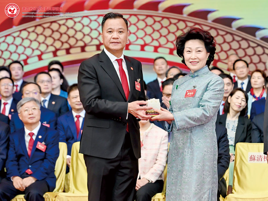◆第六屆理事會主席鄭翔玲（右）移交聯誼會印章予第七屆理事會主席蘇清棟（左）。
