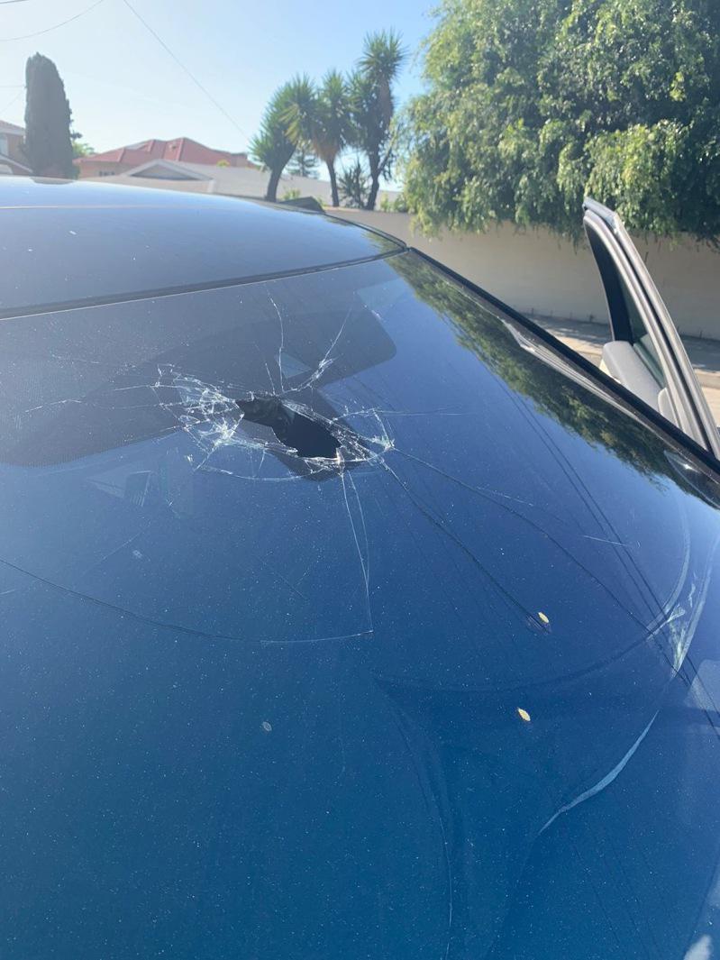 车况惨重，车窗被打碎，显示盗贼在窃取物品后对车辆进行破坏性的搜寻。（读者提供）