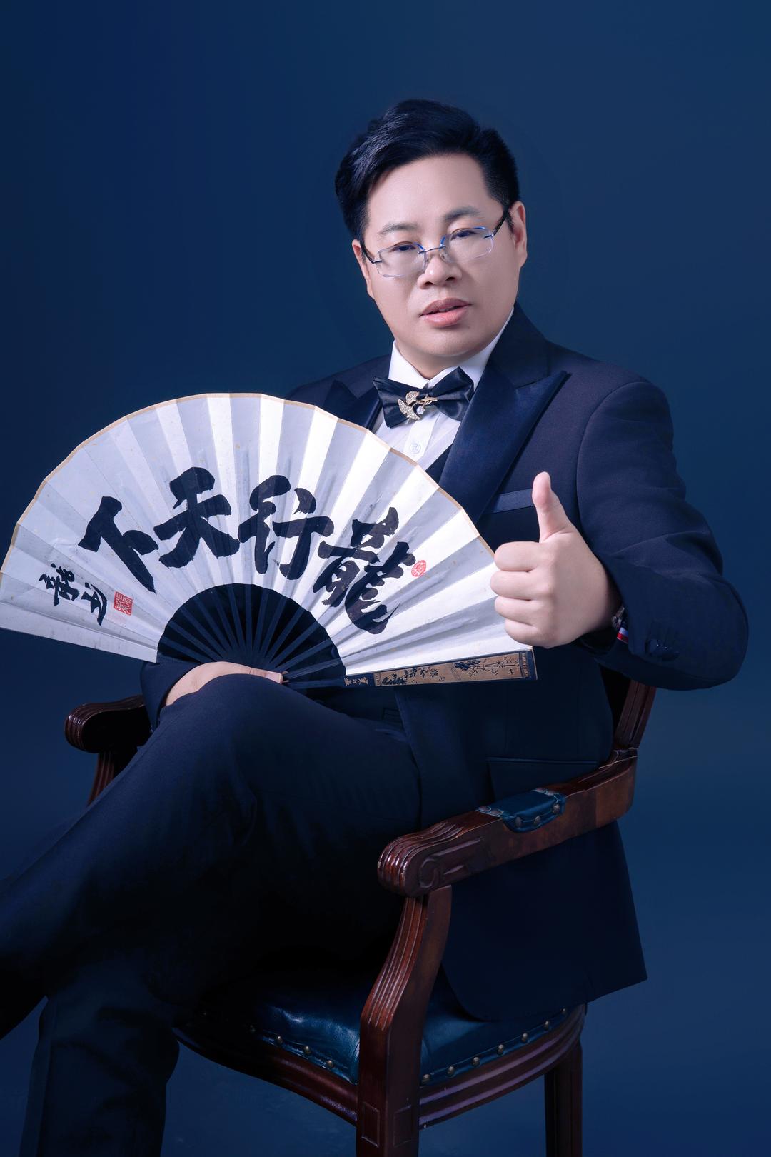 近年来,张龙的龙书书法亮相大江南北,他为深圳卫视题字;为香港日报