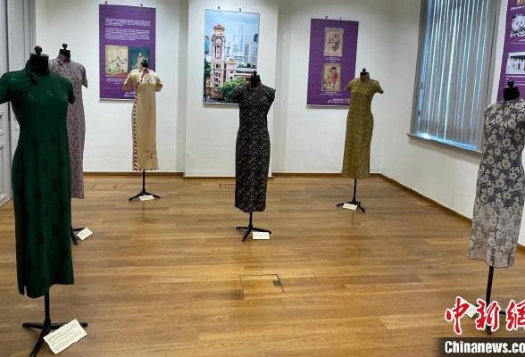 海派旗袍亮相布鲁塞尔展中西合璧之姿_全球_新闻_华人头条