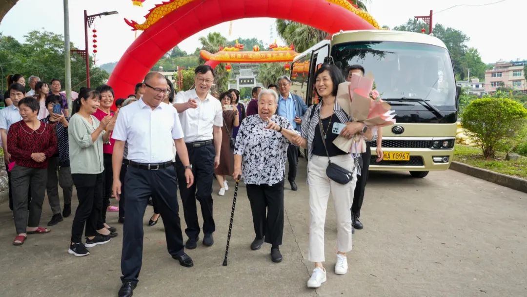 胡文虎之女胡仙博士阔别多年再返乡:“我深爱着这片土地”_科特迪瓦_新闻_华人头条