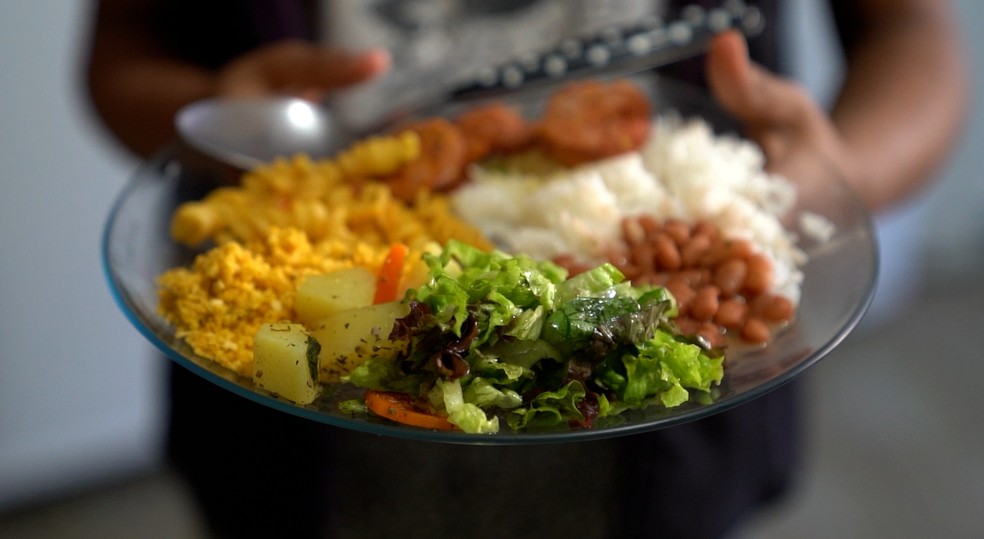 Prato de comida com arroz, feijão, farofa, carne, legumes e folhas — Foto: Fábio Tito/ g1