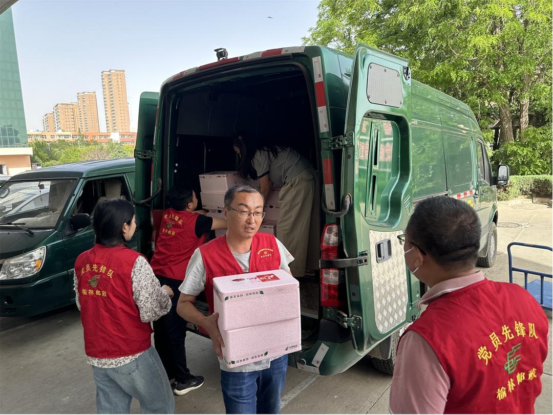 榆林邮政寄递一党支部开展“党员齐上阵，助力樱桃快速送达”主题党日活动   