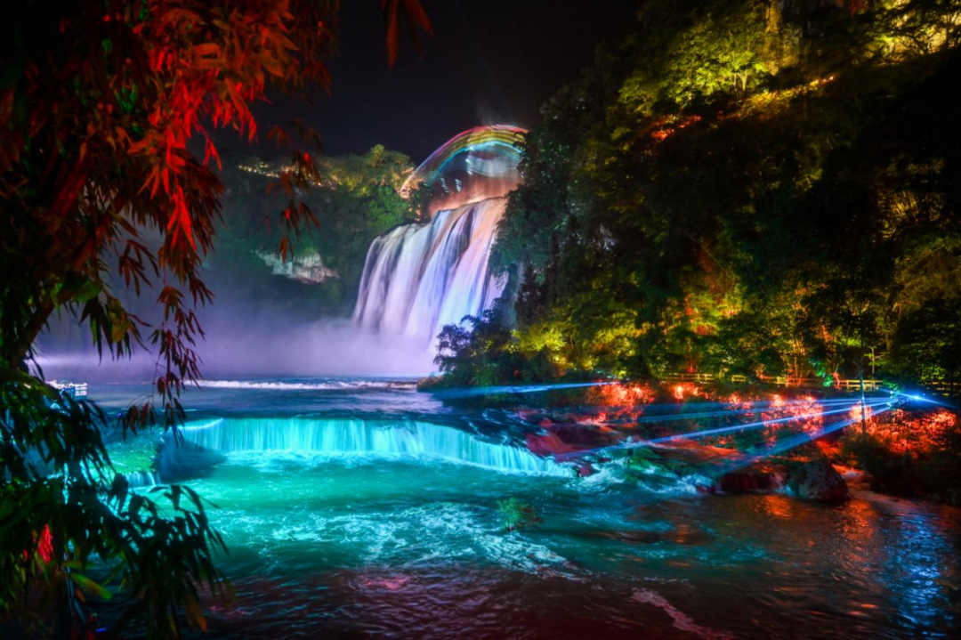 贵州夜间多彩瀑布