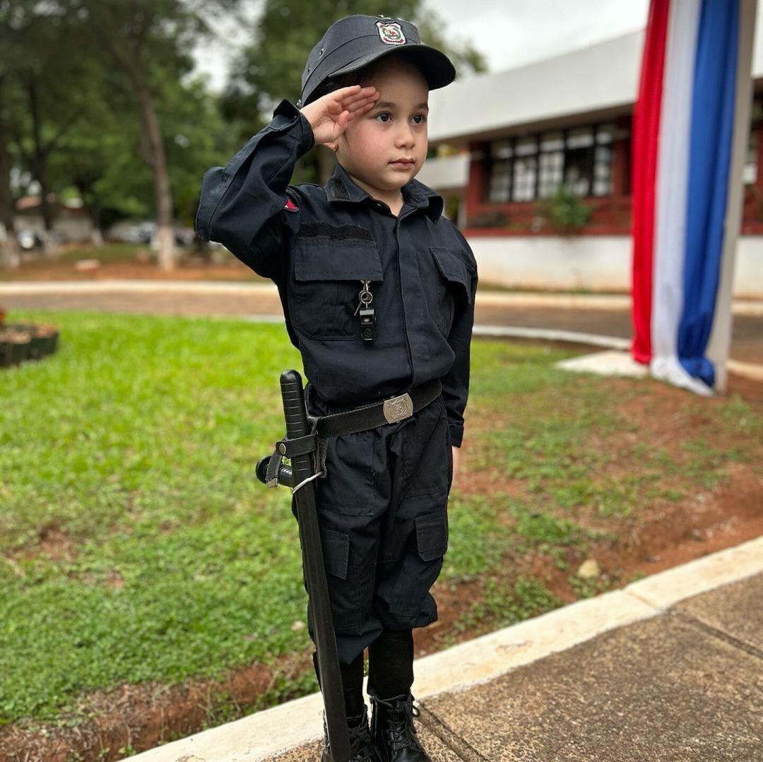 La niña que cumplió su sueño de ser policía como lo fue su papá en vida - Última Hora | Noticias de Paraguay y el mundo, las 24 horas. Noticias nacionales e