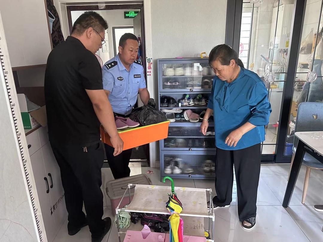 民警秒变“搬运工”暖心服务获好评