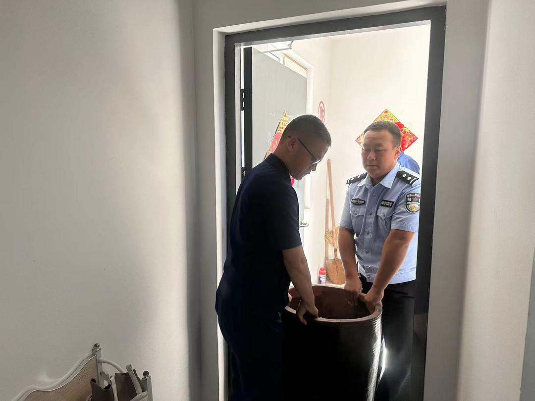 民警秒变“搬运工”暖心服务获好评