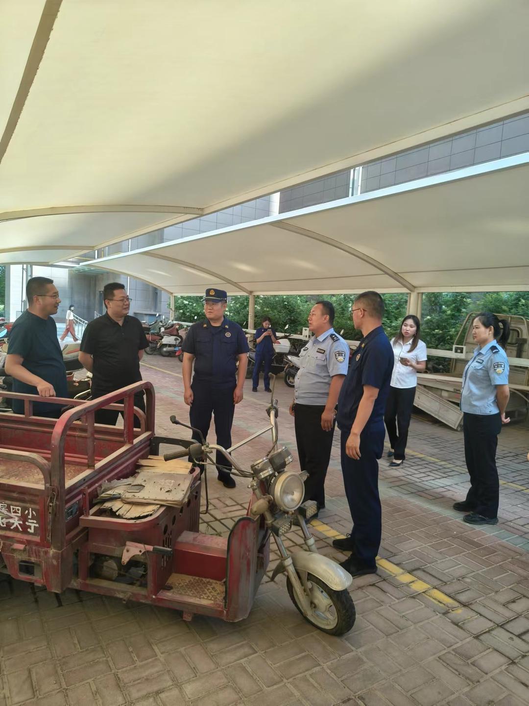 民警秒变“搬运工”暖心服务获好评