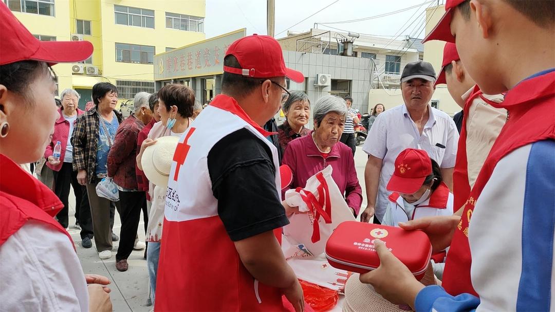 金华路社区开展“爱心敲门暖夕阳” 让社区更温暖