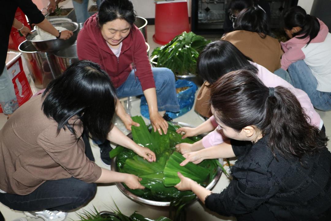 金沙路街道福利路社区在小区举办“微’服务传佳节 粽叶飘‘格’外香”的项目活动