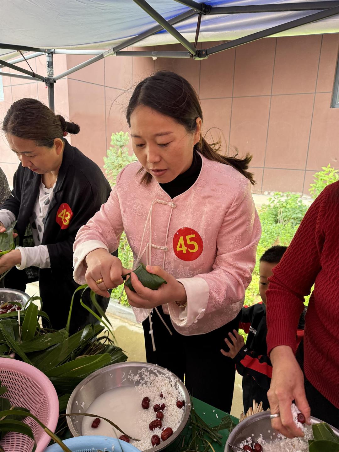 金沙路街道福利路社区在小区举办“微’服务传佳节 粽叶飘‘格’外香”的项目活动