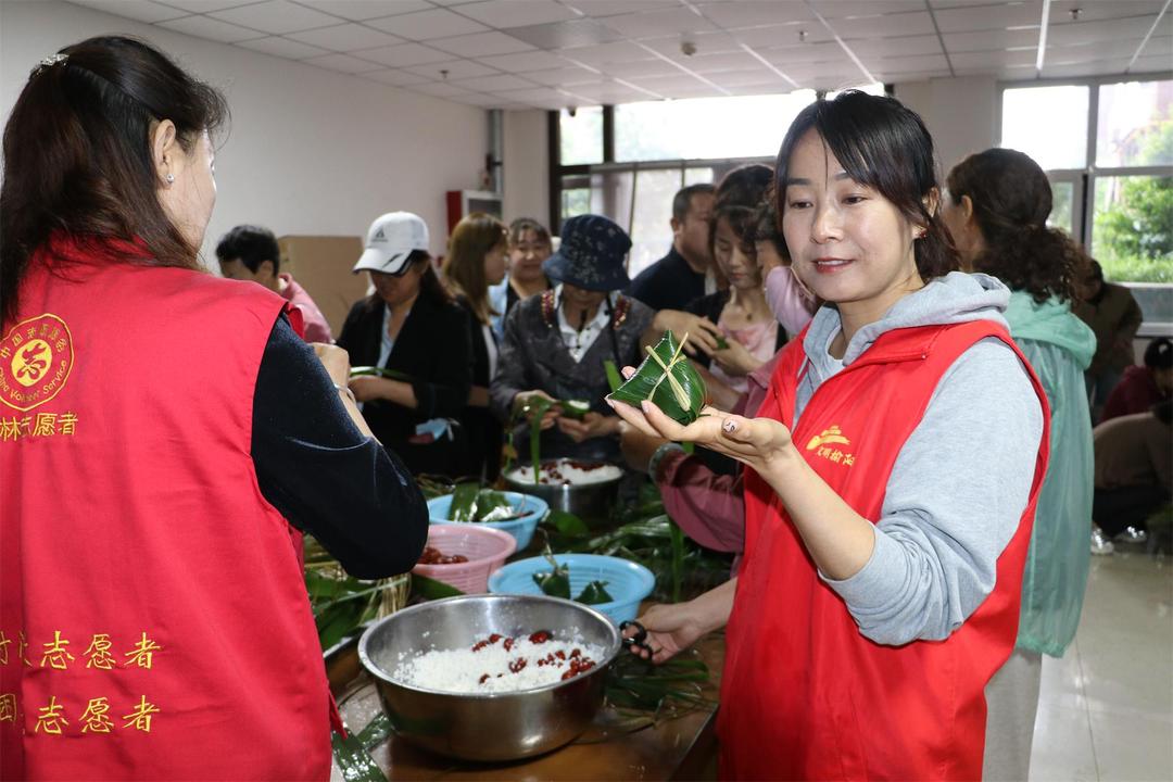 金沙路街道福利路社区在小区举办“微’服务传佳节 粽叶飘‘格’外香”的项目活动