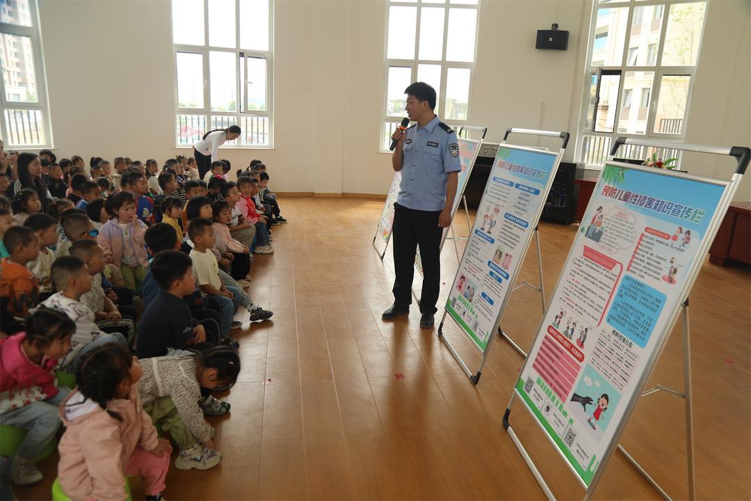 这边风“警”独好——女子防拐快板 打出宣传新节奏