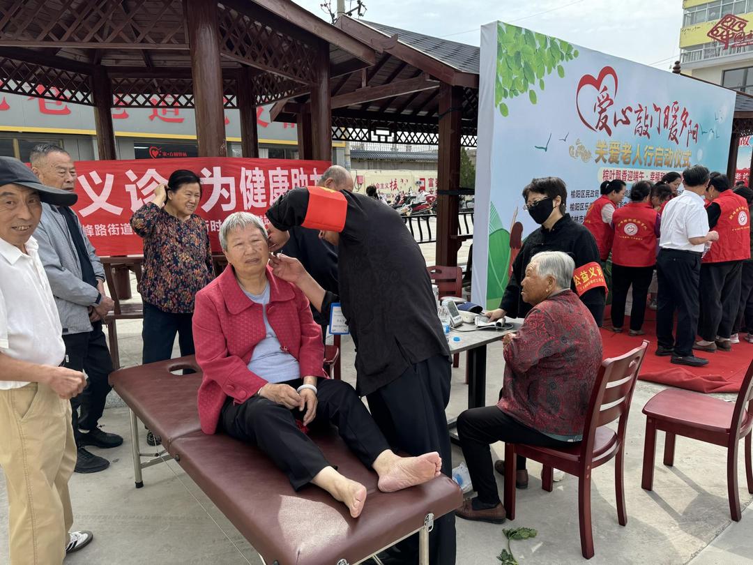 金华路社区开展“爱心敲门暖夕阳” 让社区更温暖