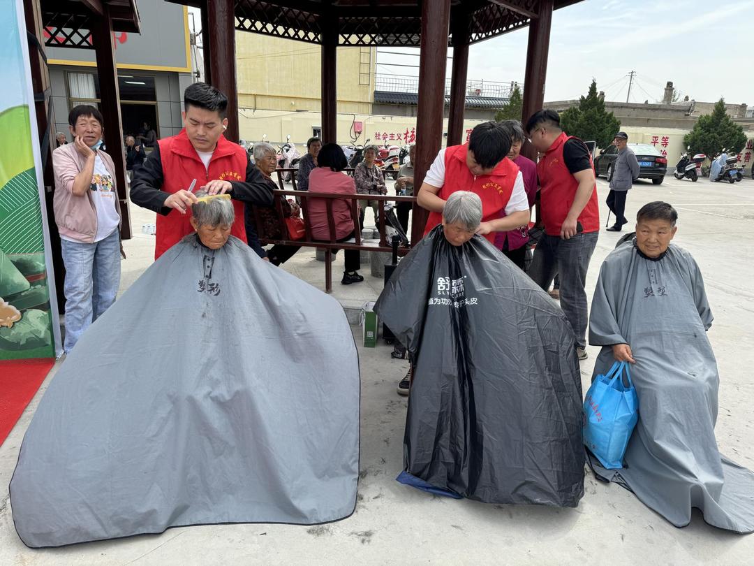 金华路社区开展“爱心敲门暖夕阳” 让社区更温暖