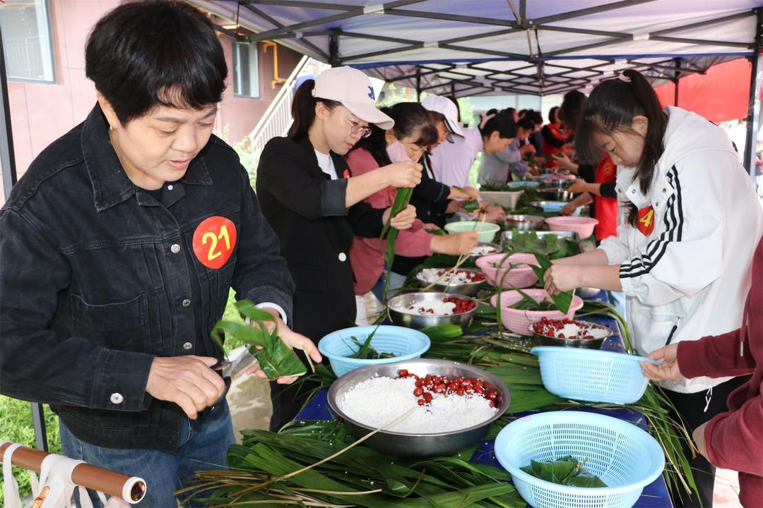 金沙路街道福利路社区在小区举办“微’服务传佳节 粽叶飘‘格’外香”的项目活动