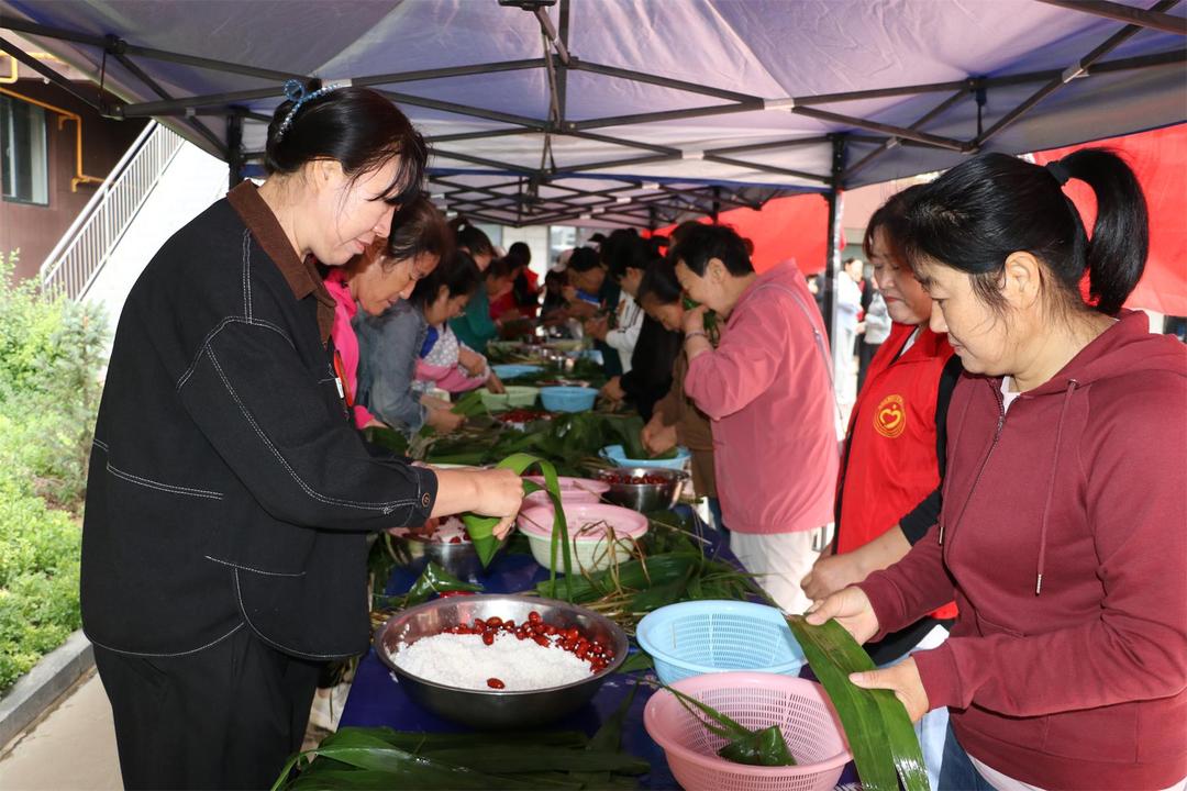 金沙路街道福利路社区在小区举办“微’服务传佳节 粽叶飘‘格’外香”的项目活动