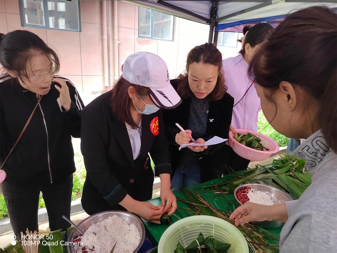 金沙路街道福利路社区在小区举办“微’服务传佳节 粽叶飘‘格’外香”的项目活动