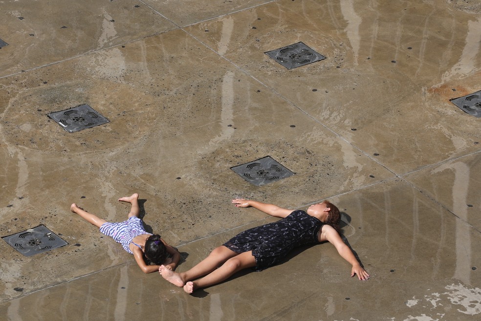 Público se refresca em chafariz no Vale do Anhangabaú, no Centro de SP — Foto: RENATO S. CERQUEIRA/ATO PRESS/ESTADÃO CONTEÚDO