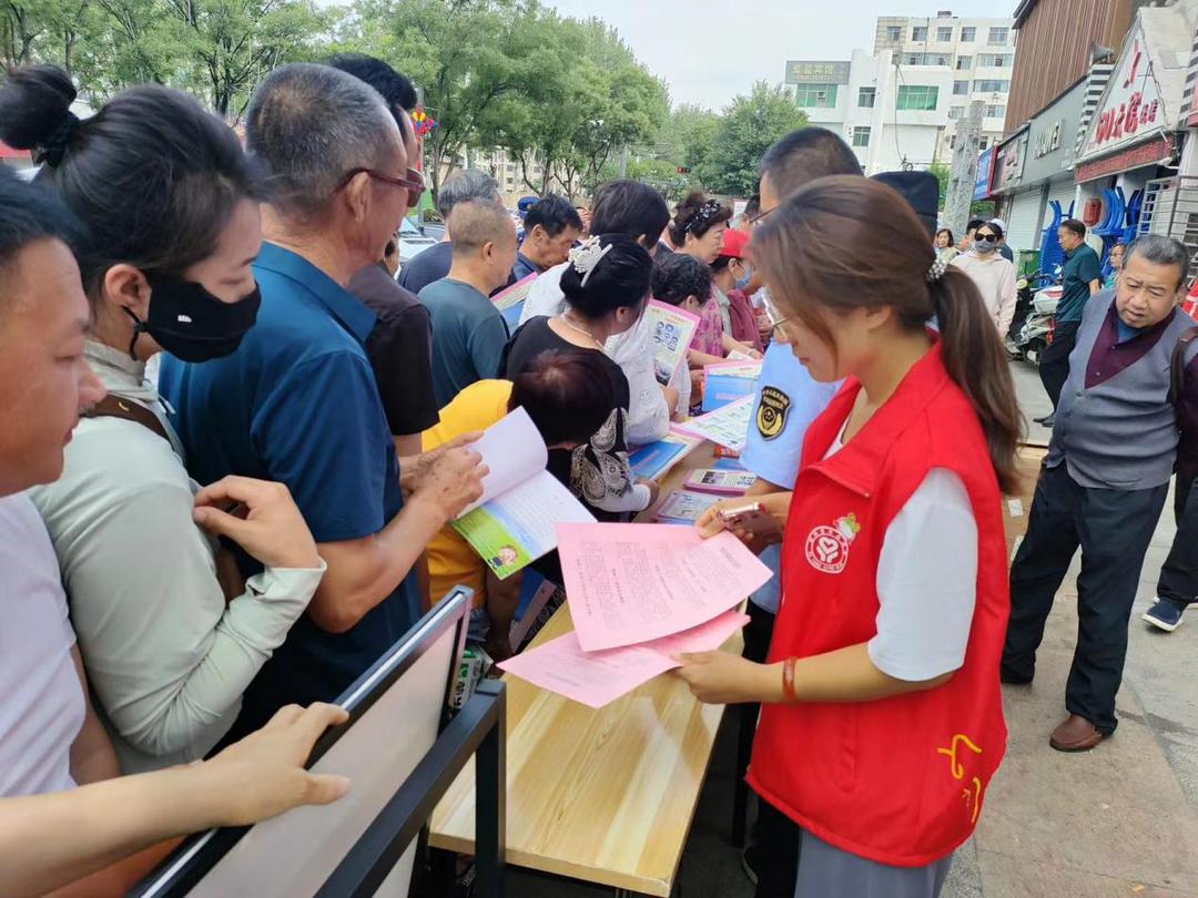 陕西榆林市榆阳区鼓楼街道城隍庙滩社区开展老年防诈骗宣传活动