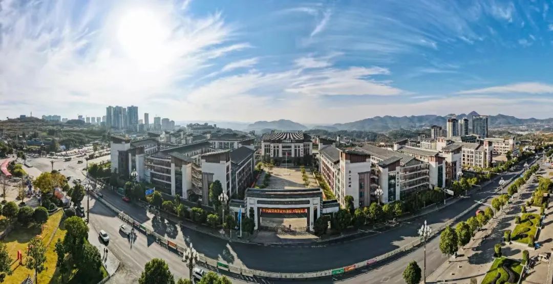 学校分两大校区,主校区位于毕节市高新区双山职教城文馨大道1号,校园