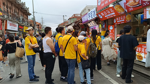 圖26 營員們在泉州西街品嘗閩南小吃（鄭思婷 攝）.jpg