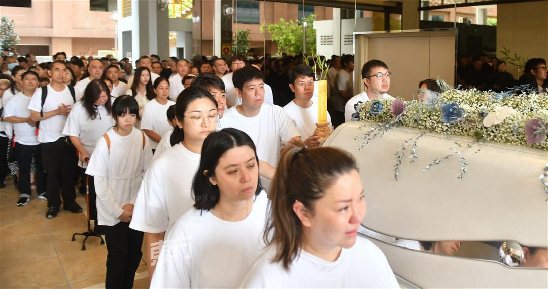 丹斯里鄭金炎週五出殯，在近1000名親友、政商、華團代表及職員的陪伴下，走完了人生最後一程。