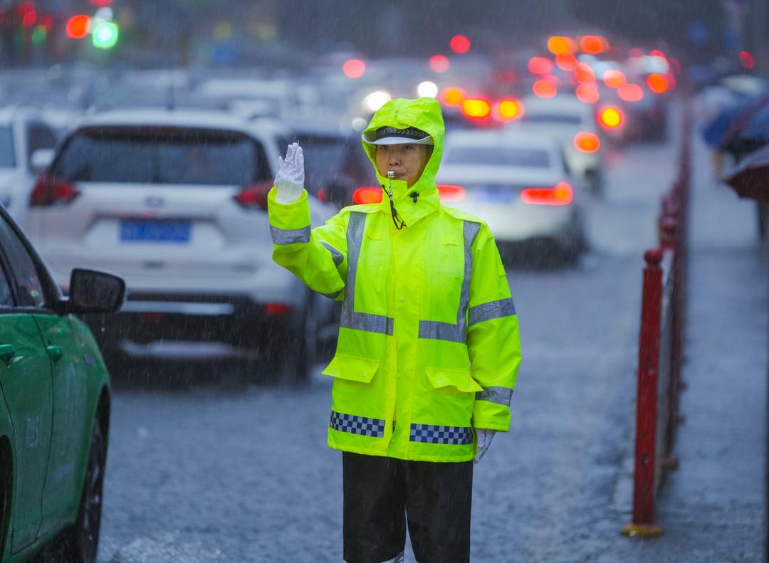 雨中执勤的交警,永远最帅!