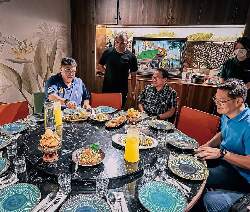 阿都拉勿（左）與拜訪團在上海的餐館內品嚐大馬美食，右為林萬鋒。