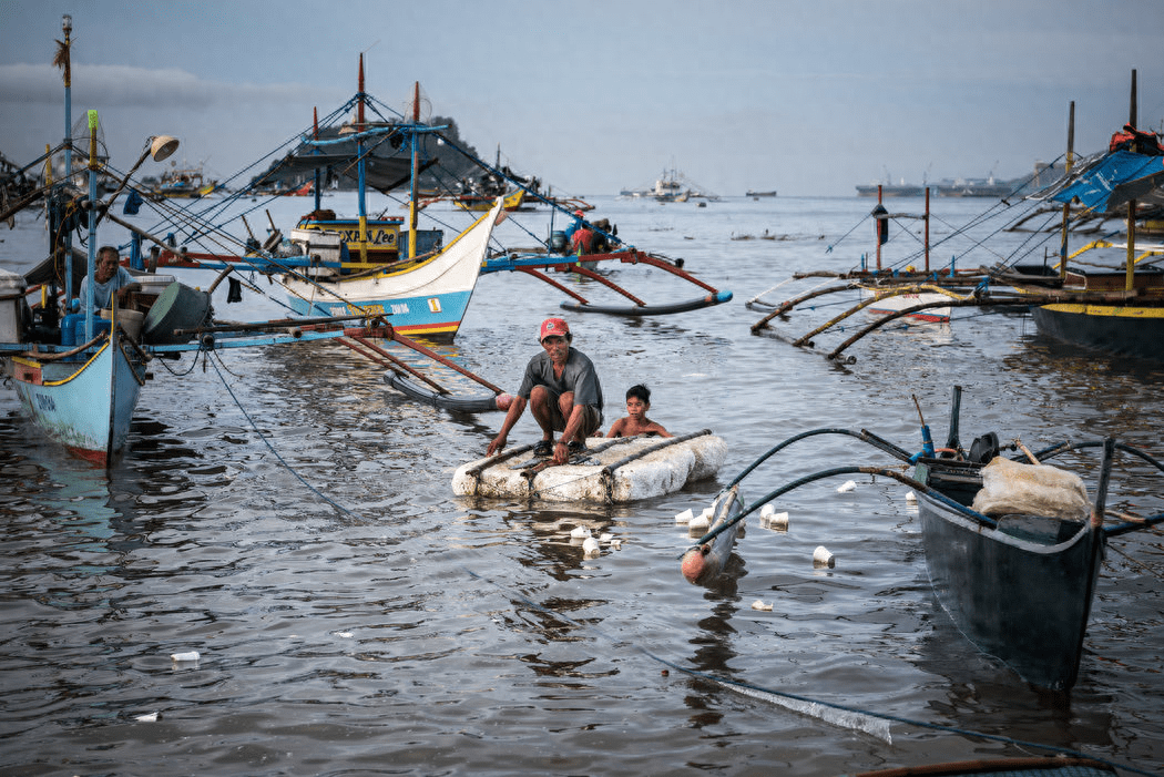 菲渔民挺身而出，想用渔船送物资，和中方交手的菲军，听后直摇头_手机搜狐网