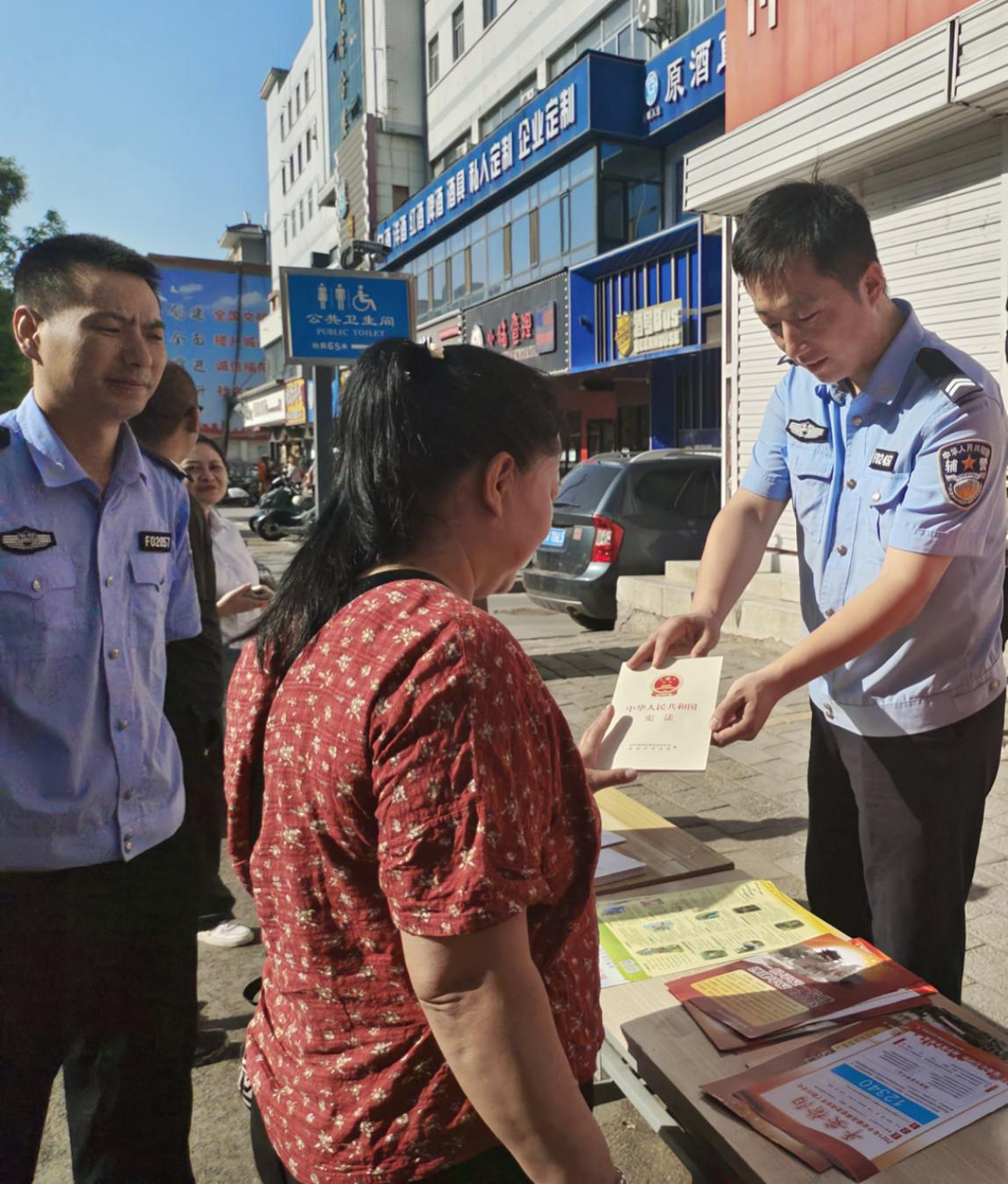 鼓楼街道城隍庙滩社区开展“强国复兴有我——弘扬宪法精神 增强法制观念”宣传活动