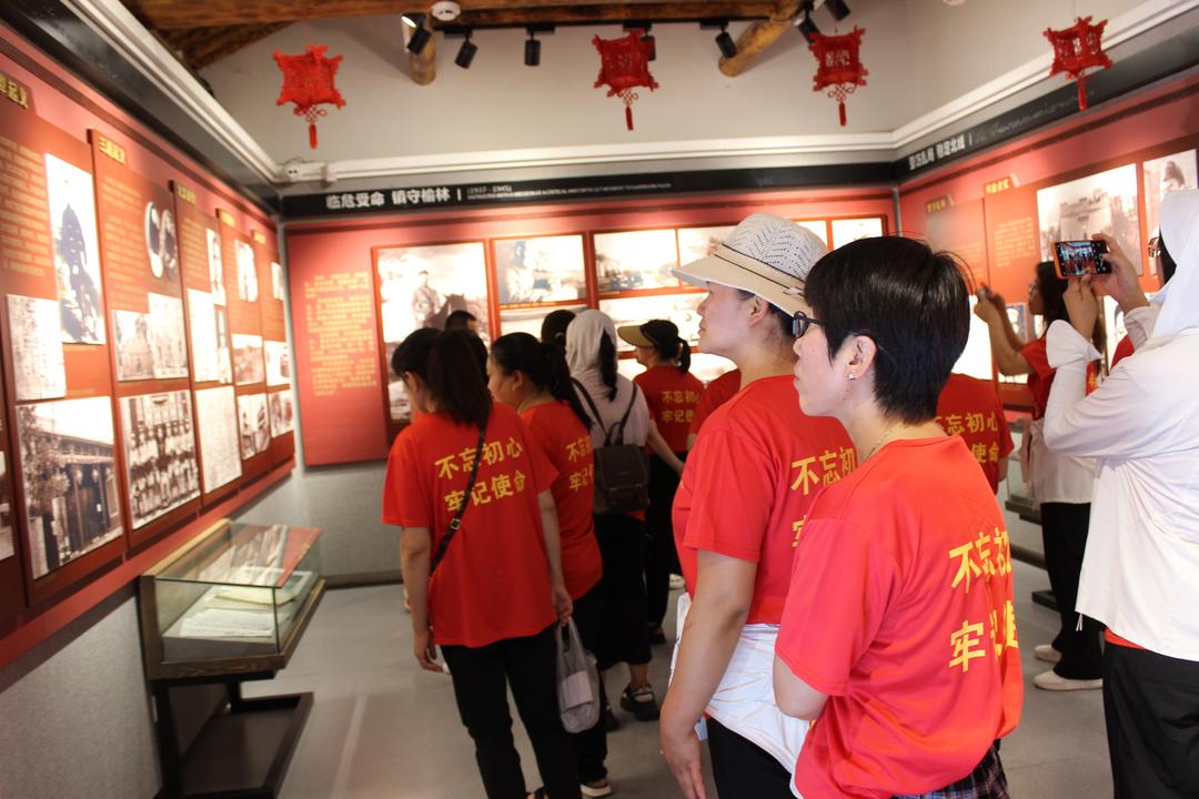 榆阳区鼓楼街道二里半社区：将军馆内忆往昔 红歌唱响颂党恩